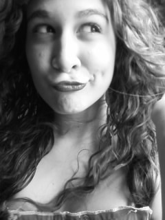 Brasileira, cearense, modelo fotográfica, apaixonada, engraçada, simpática...Quem se descreve se limita*-*