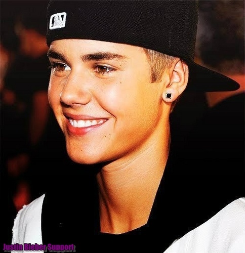 Não somos nehum fake , somente um Fã Clube de Justin , criado em 28 de fevereiro de 2O1O , e está completando 3 anos em 2O12 ! *-*
