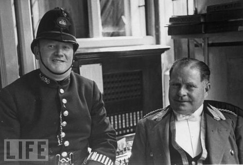 A British Constable, all the fun of the police from tweet to tweet