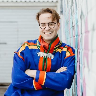 Saamelaiskäräjien jäsen. Sateenkaarisaamelainen.
Oikeustieteilijä.
Vihreä varavaltuutettu.