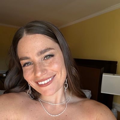 fun and flirty are my favorite f words ✨ social @sweetgreen formerly: @auntieannes @jambajuice 🥨