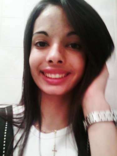 Àquela que ri incessantemente, agricolina, ariana, chata, competitiva, briguenta, nervosa, encantadora, zuadora, adoro piadinhas e amo @LeoLeoAraujo. Me segue ?
