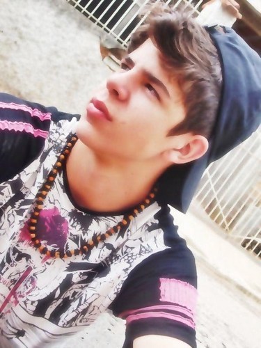 18 anos,Sagitário.Cruzeeeirense apaixonado:D,Namorando,trabalhoo, humilde!!