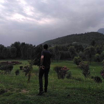 Inaam_F18's profile picture. me again