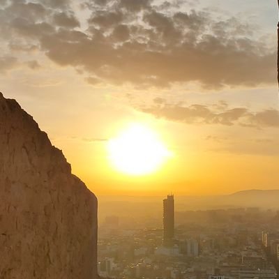 Vivo
en una de las ciudades más sucias de España y con más #Sol y #turismo
#Alicante,
nobody is perfect, que dijo aquel😁