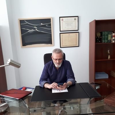 Abogado de profesión. Amante de los libros, lector empedernido y escritor de relatos y novelas. La Literatura y el Derecho son mis dos grandes pasiones.