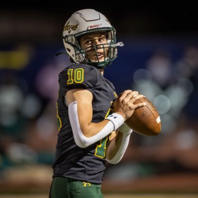 @PalomarFootball 6'1 185 lbs/ Pro Style QB