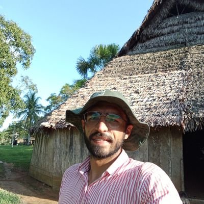 Profesor de la Técnica Alexander, para reeducar el movimiento y reconectar mente y cuerpo. Carpintero y viajero.