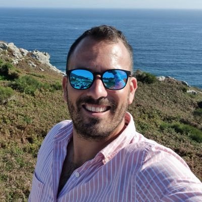 Capitán e Instructor de náutica deportiva.