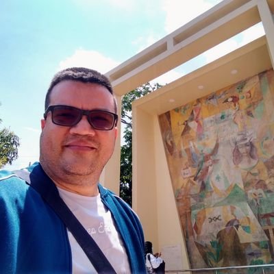 “Hay algo sagrado en las lágrimas. No son señal de debilidad sino de poder. Son las mensajeras de una pena abrumadora y de un amor indescriptible”. W. Irving