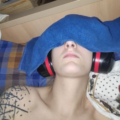 polyam ☆ queer 🦊 nonbinary ☆ bedridden 23,75/24 ☆ ☆ 🌈 he/they 🐛 MECFS ☆
Bo starb in der Nacht vom 27.-28.3.25 und ist endlich von seinem Leiden erlöst