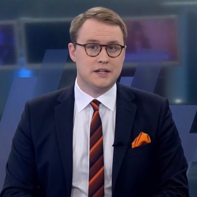 Journalist och en glad gamäng. Bördig från Haaamstaa. Äter helst Wallenbergare. Uppskattar påtår. Älskar tv-julkalendrar. Länge leve HBK.