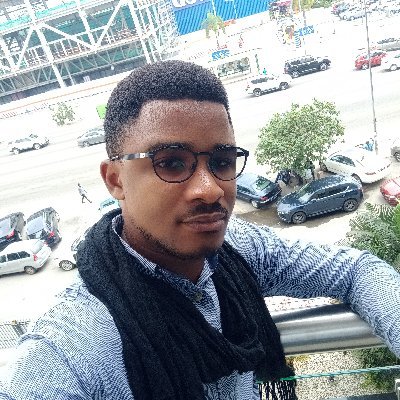Je m’appelle Philippe, je suis technicien supérieur, expert dans le secteur du commerce digital. J’apparais créatif, designer.