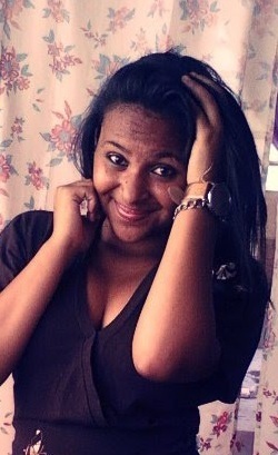 Elα que vive com α cαbeçα nα luα, com músicα no ouvido e corαção nα bocα :)
elα é meninα e mulher, elα sαbe muito bem o que quer .
