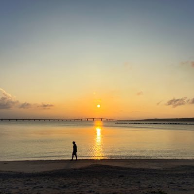 宮古島で観光ガイドをしています。完全貸切制でやってます。雨でも晴れでも満潮でも干潮でも毎日同じ場所に案内するガイドにはなりたくなーい。満潮時はカメに会えるし、干潮時には幻の島が出るんですよ。また宮古に来たいって思って貰えるように頑張りたいです。