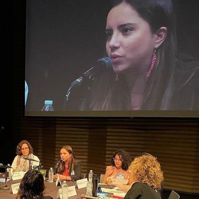 Mujer, historiadora y defensora de los derechos humanos de las mujeres. Me quejo mucho y escribo mucho.  Co-creadora de @FundacionCar21