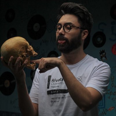 Medico que se hace el chistoso en videos y en el microfono. Contacto DM. Sígueme en Instagram y TikTok 🫰🏻