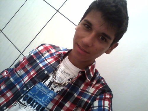 bao, so o tipo de menino q gosta muito de amizade tanto faz masculino ou feminino so quero me divertir ao lado de cada um de vcs mas claro ne twittando kkkk