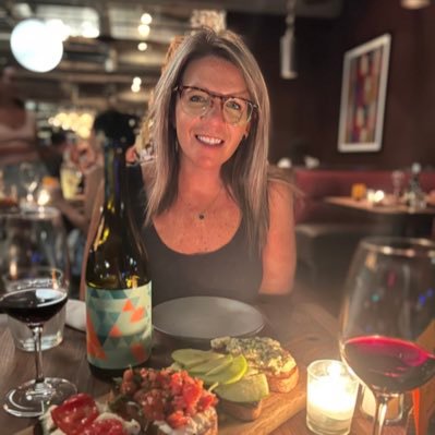 ArtwithMsWalla's profile picture. AZ 🌵 Art Teacher & Coach 🎨⚽️🏀  #clearthelist