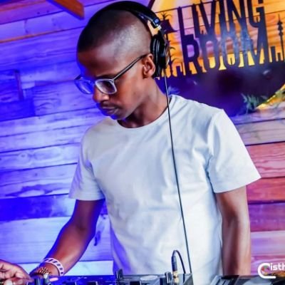 House Dj
Organic 
Deep House
Progressive
Minimal 🏡
Tech House
SoulfulHouse

For Bookings 🙏
tovimompei@yahoo.co.za
tovimompei41@gmail.com