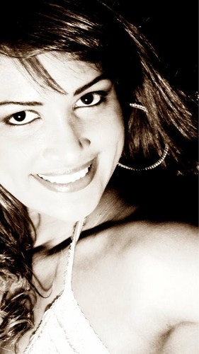 Sou cantora...
Apresento-lhe minhas armas:
Sorriso no rosto;
Cabeça erguida;
Pensamentos fortes;
Esperança de dias melhores...