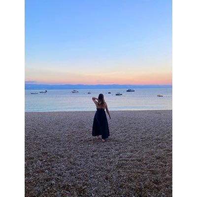 leenitomlinson's profile picture. out of my system ☁️