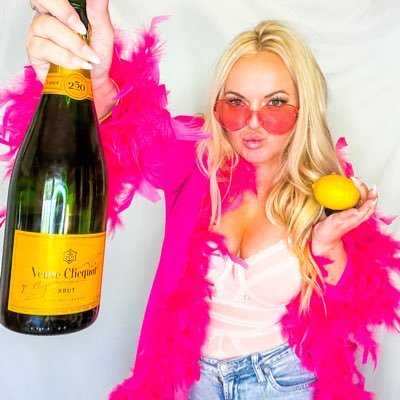 courtdoessports's profile picture. Best Selling Author💋📗Sports Writer 📝 Former ESPNer 🏈  Incapable of 'inside voice' 🗣️