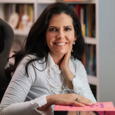 Doutora em Comunicação (PUC-Rio), pesquiso socialização feminina. Defendo as mulheres (e o samba).🎙Podcast Não te empodero