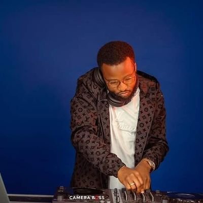 The MACHO DJ🎛️🎧
We play at Corporate Events, Birthdays, Weddings, Dinners.
I.G: @dj_mirth
Die Hard Man Utd Fan📌😂
C.E.O Mirth Ventures
https://t.co/3dWstWQXZD