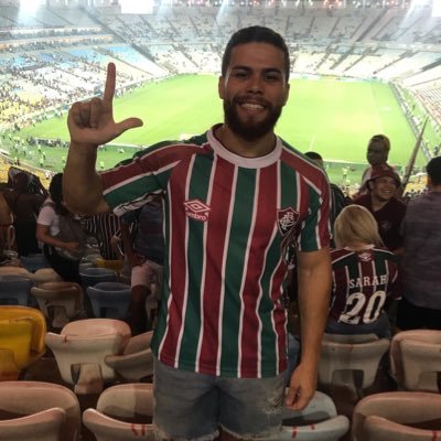 Amante de eletrônica e engraçado nas horas vagas.