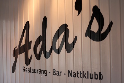 En klassisk kvarterskrog i mysig miljö. Nattklubb varje fredag och 
lördag som ibland gästas av liveband. Kom in och njut en smula!