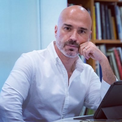 Periodista. Autor de cinco libros.  CONFERENCIAS 👉🏼hola@dobleuese.com  YO SOLO HAGO PREGUNTAS