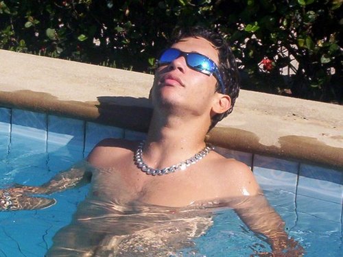24 anos,sou um ser humando de bem com a vida, batalhador que visualizo na beleza dos meus sonhos a oportunidade de continuar mudando e de preferência pra melhor
