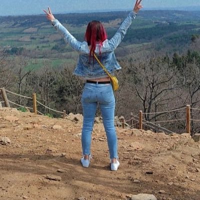 Coucou les amours ,Lola 🇮🇹🇵🇱🇫🇷 ,Lyonnaise,maman célibataire d’un petit bout de chou, artiste, vends des photos de mes beaux petits pieds 😊😊 🤗😳❤️