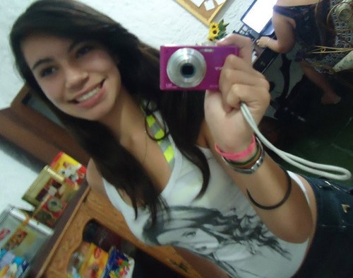 Ta pra nascer alguém que me prenda , me faça muda ... ♫ ♪