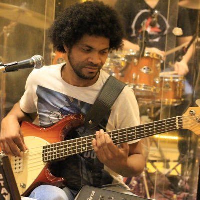 licenciado em música e bacharel em contrabaixo elétrico @kleodibah / @ellitemusic / pai da thevoicekids https://t.co/UTLlOBNAXg produção musical