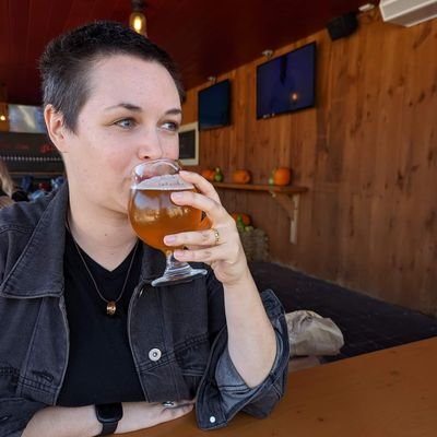 indie bookseller turned marketing | they | Queer/Lesbian | Mainer | Now Reading: