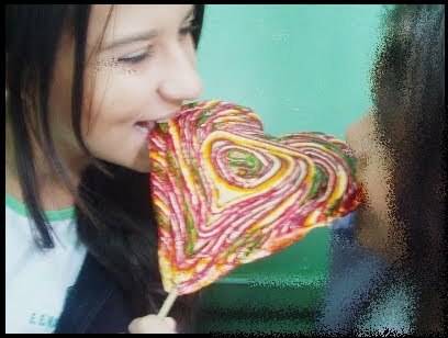 uma menina que mesmo decpicionada sorri ....
uma menina que tem muitos sonhos .....
ii vive sem medo ser ser feliz ♥