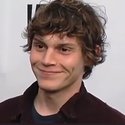 | adoro la moda e evan peters. per sostenermi ❤️👉🏾https://t.co/8fSnEMTRY2