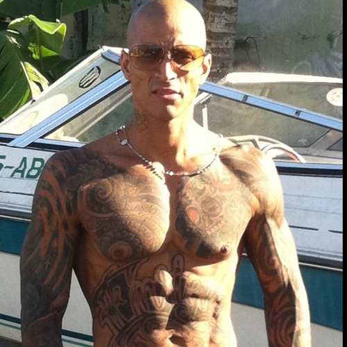 No soy chuletero aunque no te de follow si me hablas te hablo pa tras muchos dan follow y ni si kiera corresponden los mentions!!! Instagram/quique.tattoo