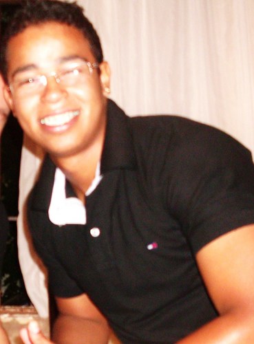 Sou extrovertido, gosto de andar sempre na moda, tenho mil defeitos, estudante, sou direto. Add. la http://t.co/gZ4e6i9GaL