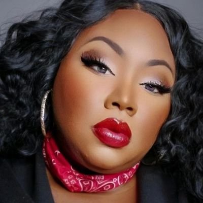 Makeup Enthusiasts, Fashion Designer & Model, Photographer, owner of House of Carrieleevon