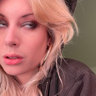 eeesabel's profile picture. 