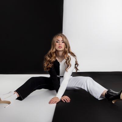 Julia_Brown1's profile picture. Warrensburg High School/grad year-2024/ varsity volleyball/ POS-S