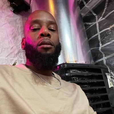 _keronjones's profile picture. Standing on my square 🦉