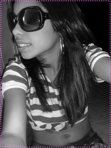Sou uma menina q gosto de fazer amizades mais sou mto timida , sou viciada em ficar na net adoro músicas q saber mais e só me seguir =)