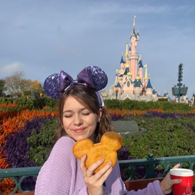 dievartclemence's profile picture. Je suis une artiste qui est plus jolie qu’une rose et qui sent meilleur qu’un lilas