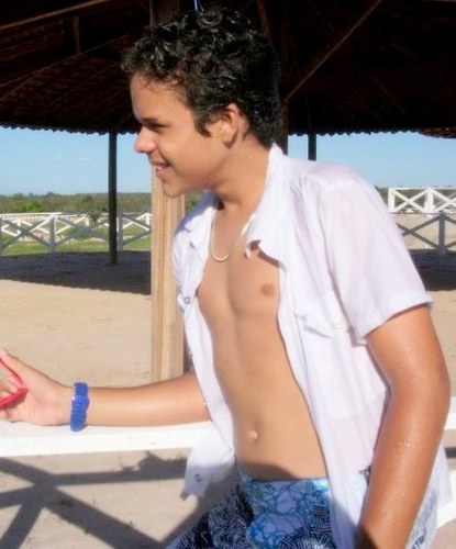 15 aniinhos, colirio da mamãe, solteiro, flamenguista, sergipano, apaixonado, chocolate, violão e sair com os amigos #Follow -me ;* http://t.co/CSUlZOXr64
