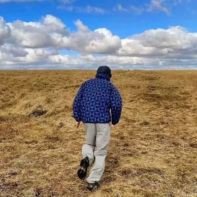 ZHRMWJX's profile picture. 行到水窮處 
坐看雲起時