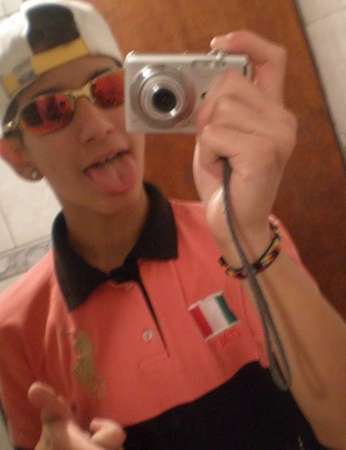 aquariano Bonitinho com cara de santinho mais so  a cara =9
14anos e o resto so me conhecendo meesmoo (Y'